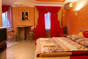 ヘルソンにあるJohn Hovard Apartment Very Centerのベッドルーム1室(赤いカーテン付きの大型ベッド1台付)