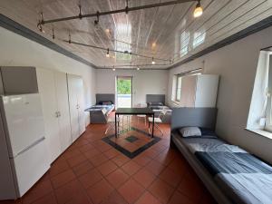 a room with a room with a table and a couch at Offingener Ferienhaus & Monteurhaus in Offingen