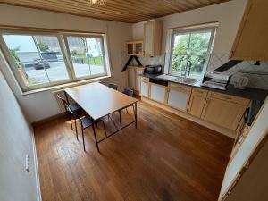 an overhead view of a kitchen with a table and chairs at Offingener Ferienhaus & Monteurhaus in Offingen +7 photos