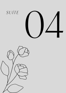 a black and white picture of a flower with a number four at Hospedagem da Bela Quarto 4 Banheiro compartilhado in Caparaó Velho