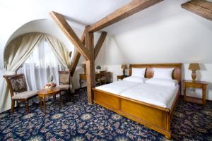 Postel nebo postele na pokoji v ubytování Chateau Zbiroh
