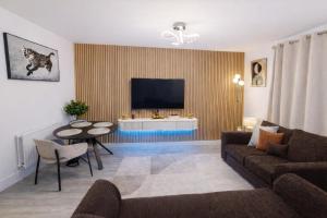 a living room with a couch and a table at Ebbsfleet Luxe in Swanscombe