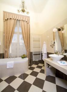 Postel nebo postele na pokoji v ubytování Chateau Zbiroh