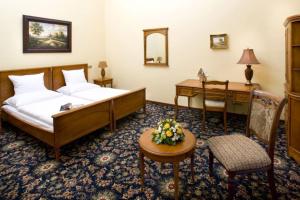 Postel nebo postele na pokoji v ubytování Chateau Zbiroh