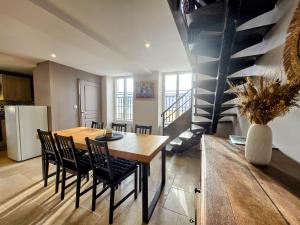 a kitchen and dining room with a table and chairs at Gite De L'Aeti - Bail Partner in Chablis