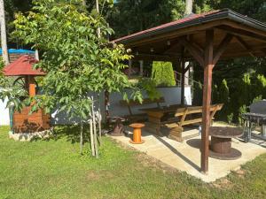 a wooden pavilion with a picnic table and a bench at Ferienwohnung Stefanko in Bernau