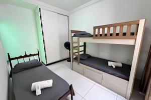a room with two bunk beds and a table at Casa Simples e Funcional em Araxá in Araxá