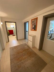 a room with a hallway with a rug on the floor at Schöne Wohnung an einer Pferdeweide in Borstel