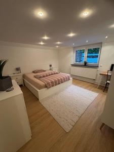 a bedroom with a bed and a white rug at Schöne Wohnung an einer Pferdeweide in Borstel