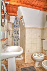 a bathroom with a sink and a toilet at History Station in Brindisi