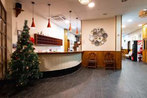 a christmas tree in a restaurant with a christmas tree at Hotel Hipic in Vielha