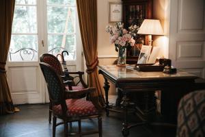 a room with a piano and a vase of flowers at Dwór Sieraków in Sieraków