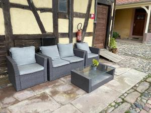 two chairs and a coffee table on a patio at L'Envolée - Spacieux, 2 personnes in Horbourg