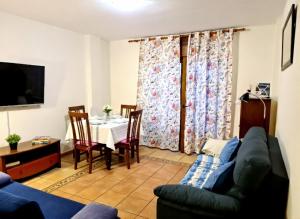 a living room with a couch and a table at Villa Luisa Apartment in Somo