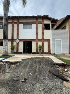 an empty driveway in front of a house at Pousada Refúgio da Ilha in São Mateus
