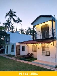 a building with a balcony on the side of it at Casa de 4 habitaciones con alberca in Barrio Nuevo