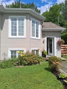a house with a lawn at Villa le Voyageur in Sherbrooke