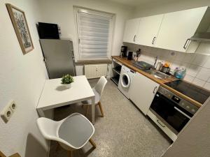 a small kitchen with a table and a table and chairs at Ferien- und Monteurwohnung in Borna Nr 5 in Borna