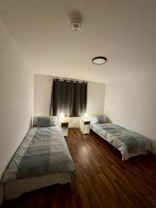 a room with two beds and two lamps in it at Ferien- und Monteurwohnung in Borna Nr 5 in Borna