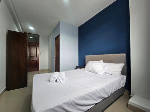 a bedroom with a bed with two towels on it at Barlovento Business Hotel in Piura
