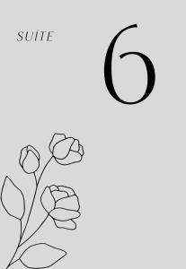 a continuous line drawing of a flower with the letter c at Suites da Bela 06 Caparao in Caparaó Velho