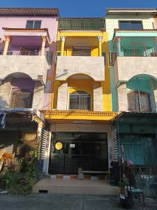 a tall building with balconies on top of it at เส้นดี โฮสเทล Sendee Hostel in Phitsanulok