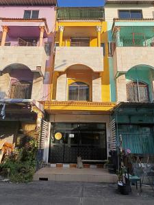 a tall building with a store in front of it at เส้นดี โฮสเทล Sendee Hostel in Phitsanulok