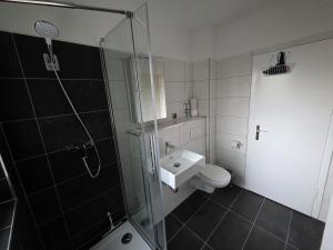 a bathroom with a shower and a toilet and a sink at 3-Zimmer Wohnung - 3 OG in Duisburg