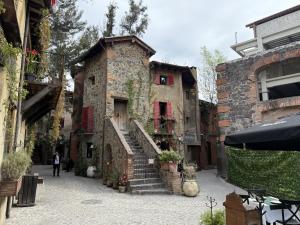 an old stone building with stairs in a courtyard at Grecia en ValQuirico in Santeagueda