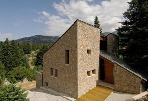 ein Steinhaus an einem Berghang in der Unterkunft stodasos in Eptalofos