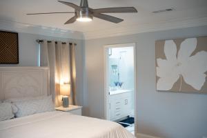 a bedroom with a bed and a ceiling fan at DFW Spacious Cozy Modern Villa in Grand Prairie