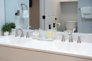 a bathroom with a white sink and a mirror at DFW Spacious Cozy Modern Villa in Grand Prairie +137 photos