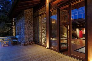eine große Glastür auf der Veranda eines Hauses in der Unterkunft stodasos in Eptalofos