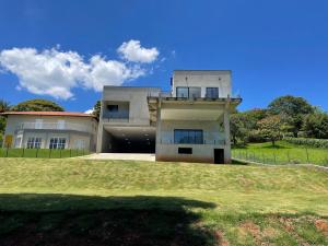 a large house with a yard in front of it at Casa represa Piracaia in Piracaia