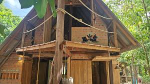 a tree house with a bird on top of it at Florada in Ilha do Maiandeua