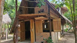a small house with a thatched roof at Florada in Ilha do Maiandeua