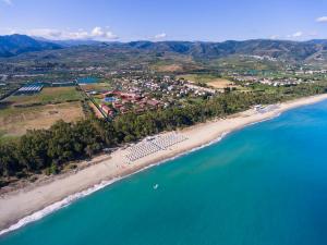 una vista aérea de la playa y del océano en VOI Baia di Tindari Resort, en Furnari