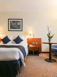 En eller flere senge i et værelse på Le Royal Hotels & Resorts Luxembourg