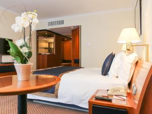 Rúm í herbergi á Le Royal Hotels & Resorts Luxembourg