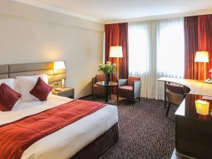 Rúm í herbergi á Le Royal Hotels & Resorts Luxembourg