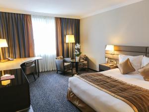 Rúm í herbergi á Le Royal Hotels & Resorts Luxembourg