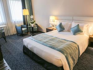 Rúm í herbergi á Le Royal Hotels & Resorts Luxembourg