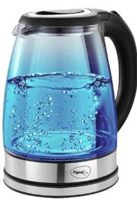 an electric jug of water with a blue at Hotel Mountain Nest in Nārkanda