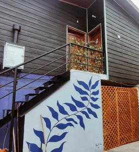 a house with a mural on the side of it at cabañas Dany in Concón