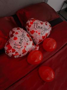 two hearts on a red couch with the words i love you at Red Room in Fleury-Mérogis