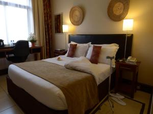 Кровать или кровати в номере Muthu Silver Springs Hotel