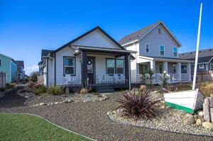 a home with a house with a yard at Sunflower Beach Cottage in Ocean Shores
