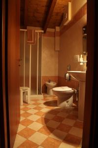 a bathroom with a toilet and a sink at Hotel Il Borghetto in Bariano