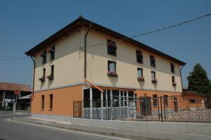 um edifício ao lado de uma rua em Hotel Il Borghetto em Bariano