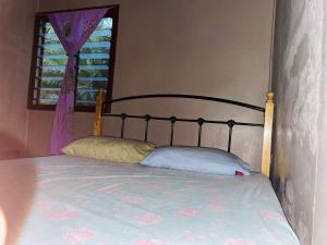 a bed in a bedroom with a window at Nukuasiga in Soso